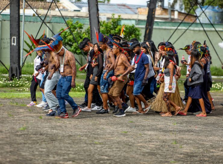 Indígenas que participam da 2ª Maloca Estudantil fazem apresentação cultural em ponto turístico de Porto Velho